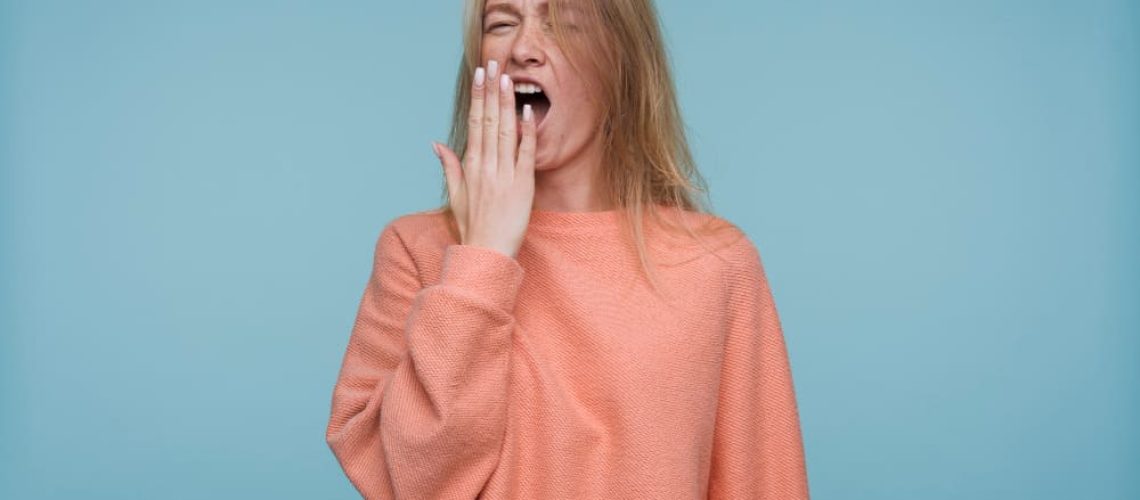 mujer bostezando